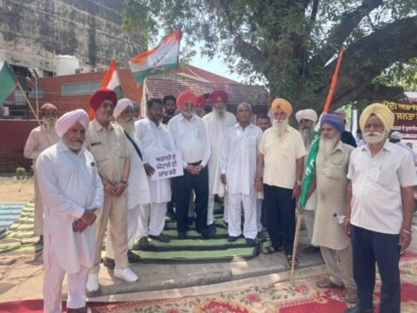 ਚੰਡੀਗੜ ਵਿਖੇ ਧਰਨੇ ਵਿੱਚ ਸ਼ਾਮਲ ਹੋਏ ਕਾਂਗਰਸ ਕਮੇਟੀ ਦੇ ਪ੍ਰਧਾਨ ਡਾ. ਸਿਕੰਦਰ ਸਿੰਘ