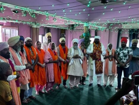 ਪਿੰਡ ਮੁੱਲਾਂਪੁਰ ਦੀ ਪੰਚਾਇਤ ਦੇ ਨਵੇਂ ਚੁਣੇ ਮੈਂਬਰਾਂ ਨੇ ਪ੍ਰਸਿੱਧ ਅਸਥਾਨ ਡੇਰਾ ਪੁਸ਼ਪਾ ਨੰਦ ਵਿਖੇ ਨਤਮਸਤਕ ਹੋ ਕੇ ਆਸ਼ੀਰਵਾਦ ਲਿੱਤਾ